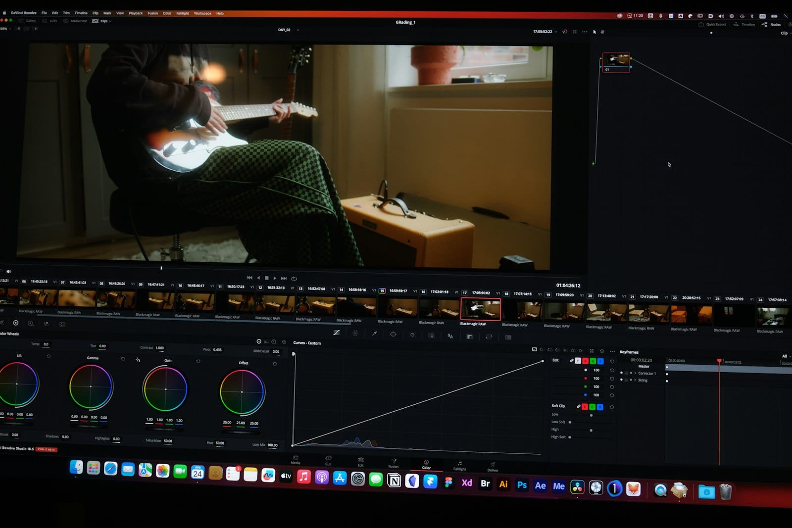 DaVinci Resolve'da renk düzenleme (color grading) yapılan bir video kurgu ekranı