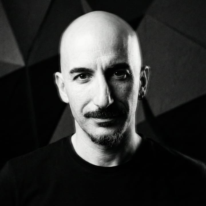 Ses mühendisi Sercan Solmaz, akustik panellerin önünde siyah beyaz portre